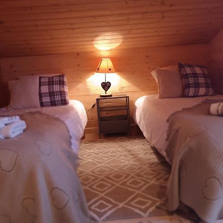 Charming Family Chalet For 8 People, With Private Hot Tub Les Clefs Eksteriør billede