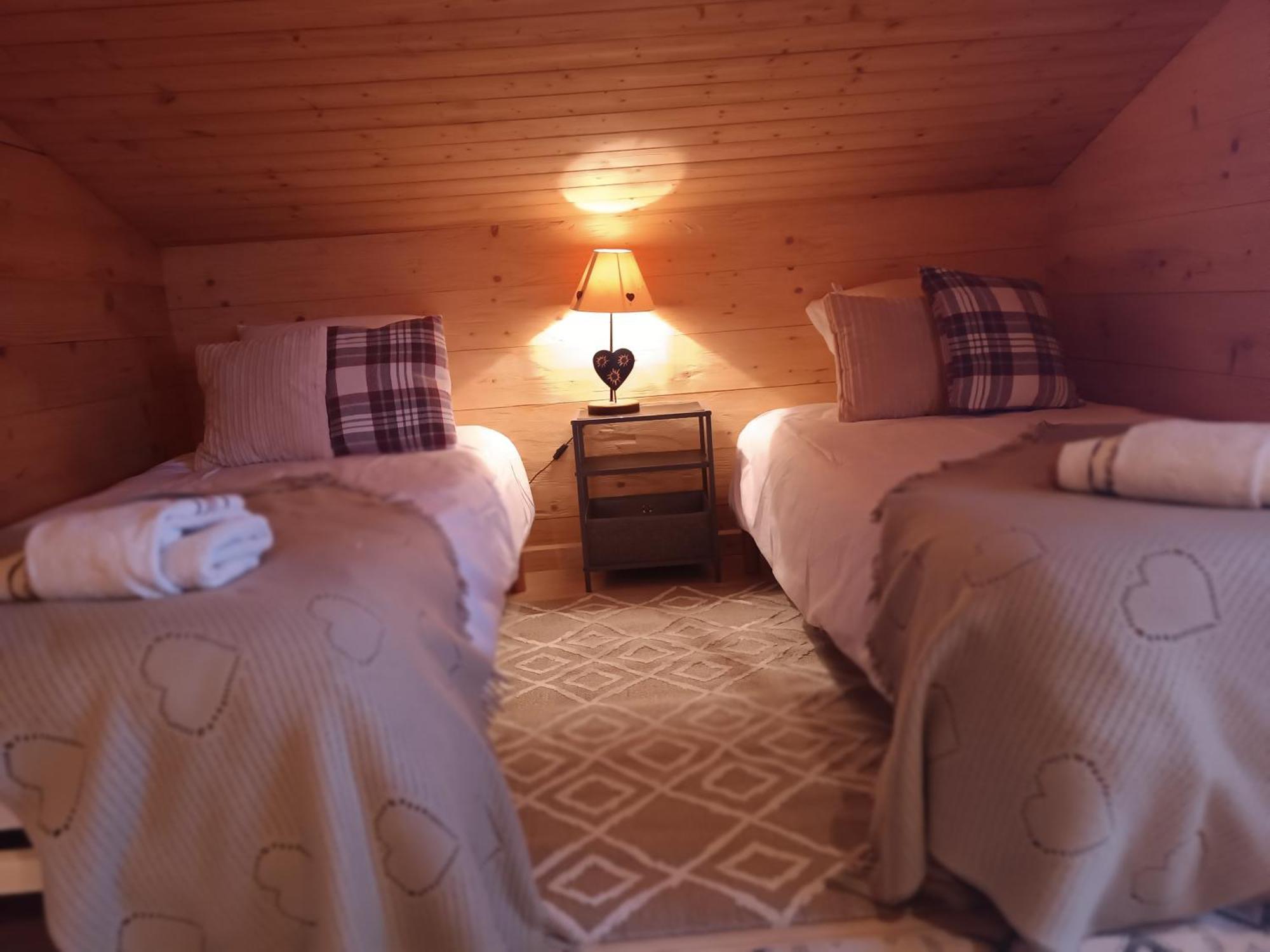 Charming Family Chalet For 8 People, With Private Hot Tub Les Clefs Eksteriør billede