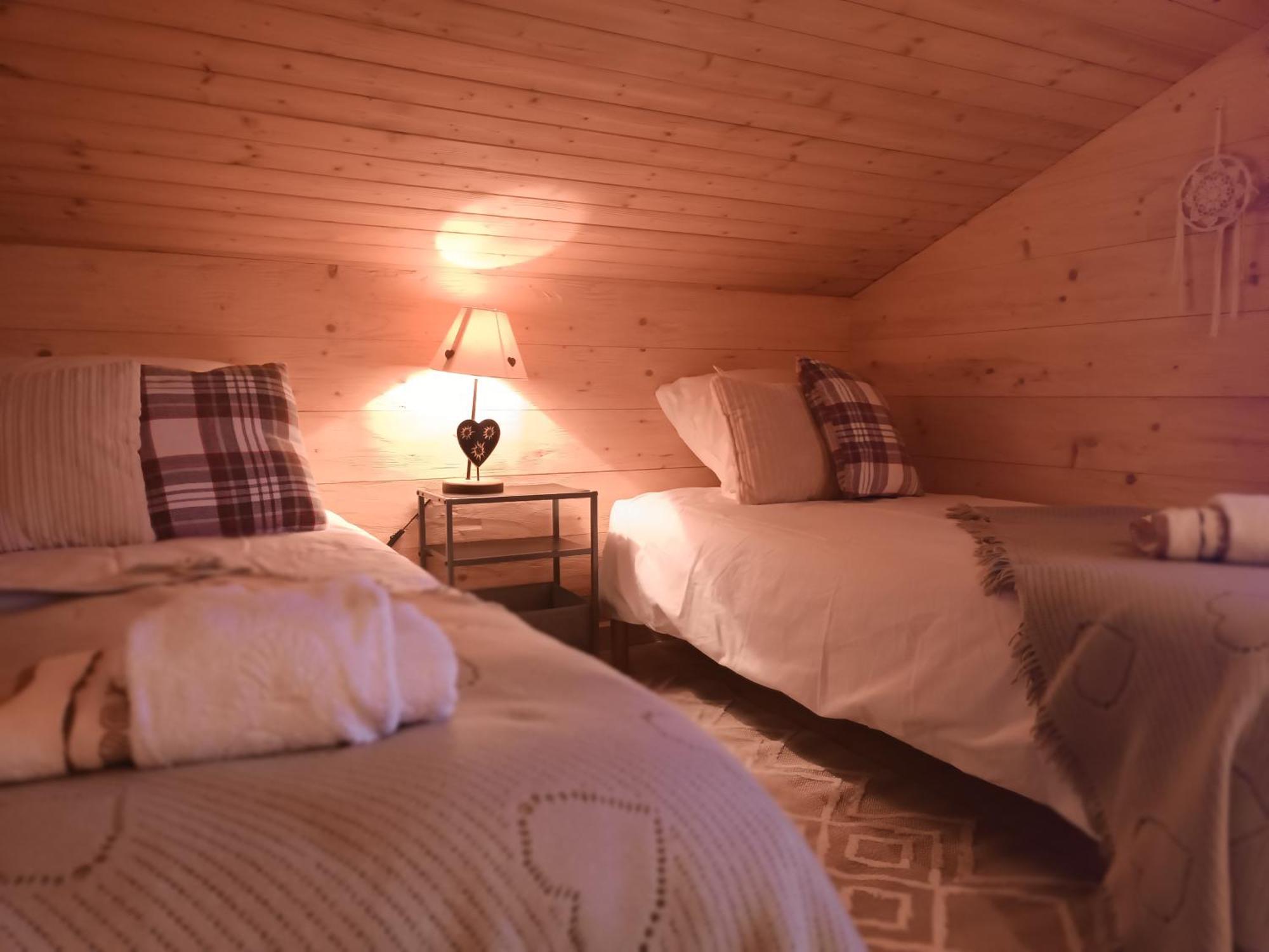 Charming Family Chalet For 8 People, With Private Hot Tub Les Clefs Eksteriør billede