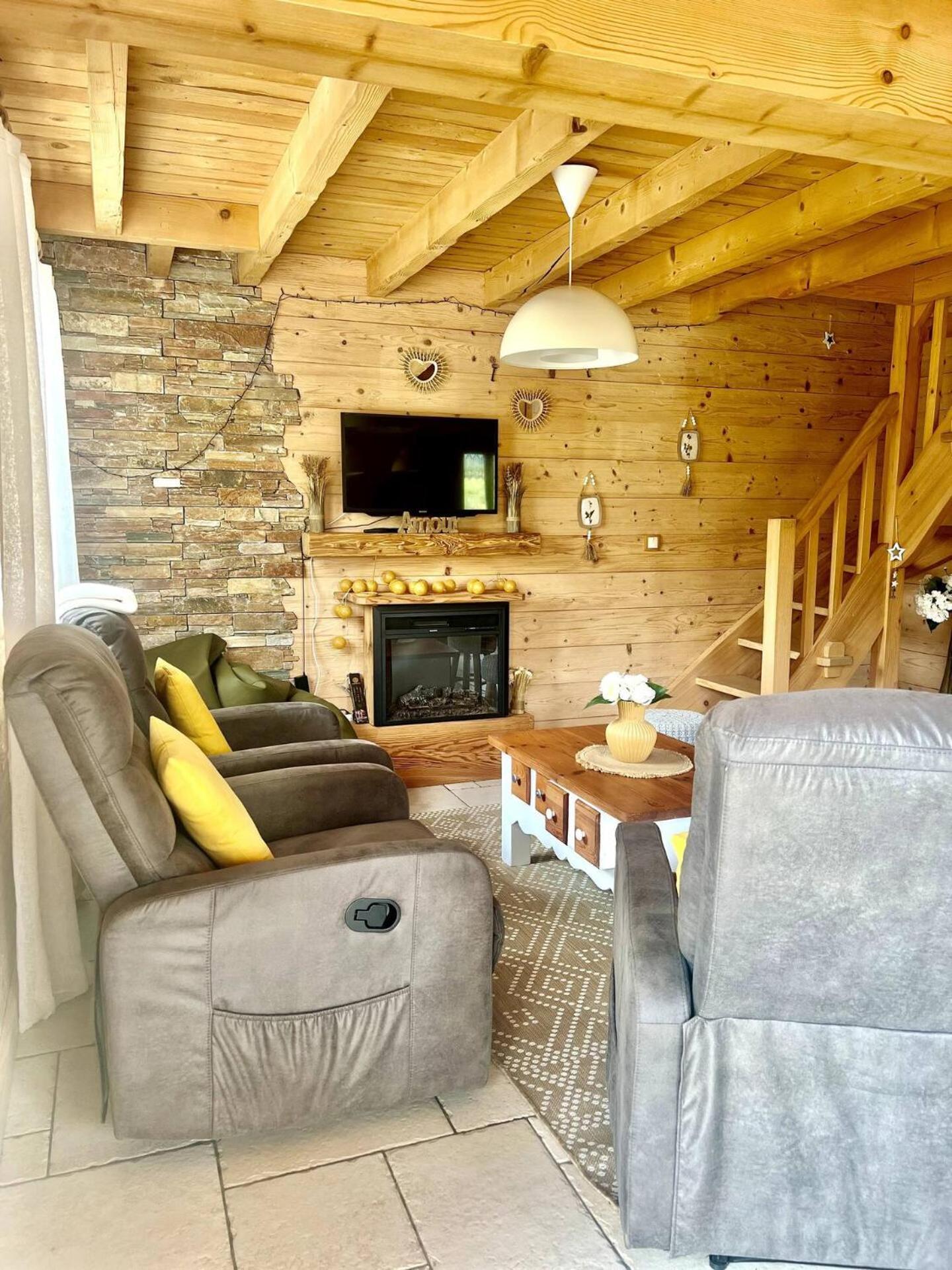 Charming Family Chalet For 8 People, With Private Hot Tub Les Clefs Eksteriør billede