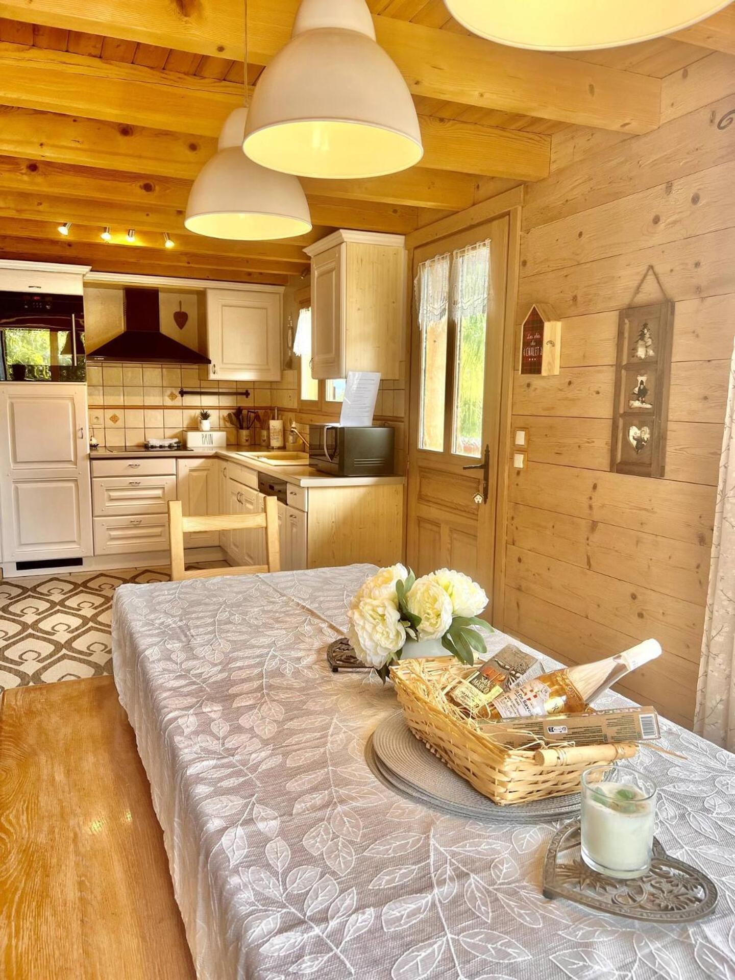 Charming Family Chalet For 8 People, With Private Hot Tub Les Clefs Eksteriør billede