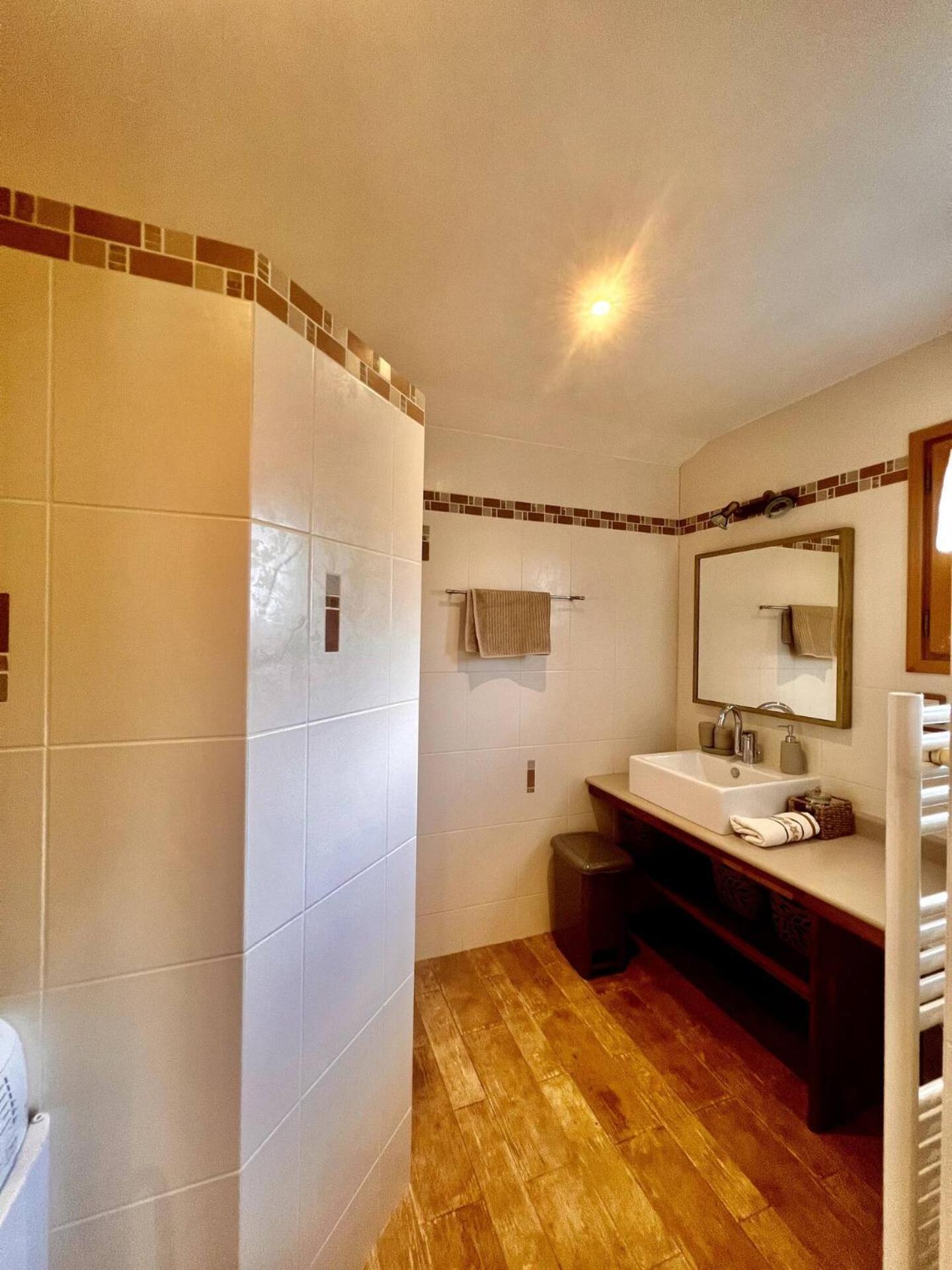 Charming Family Chalet For 8 People, With Private Hot Tub Les Clefs Eksteriør billede