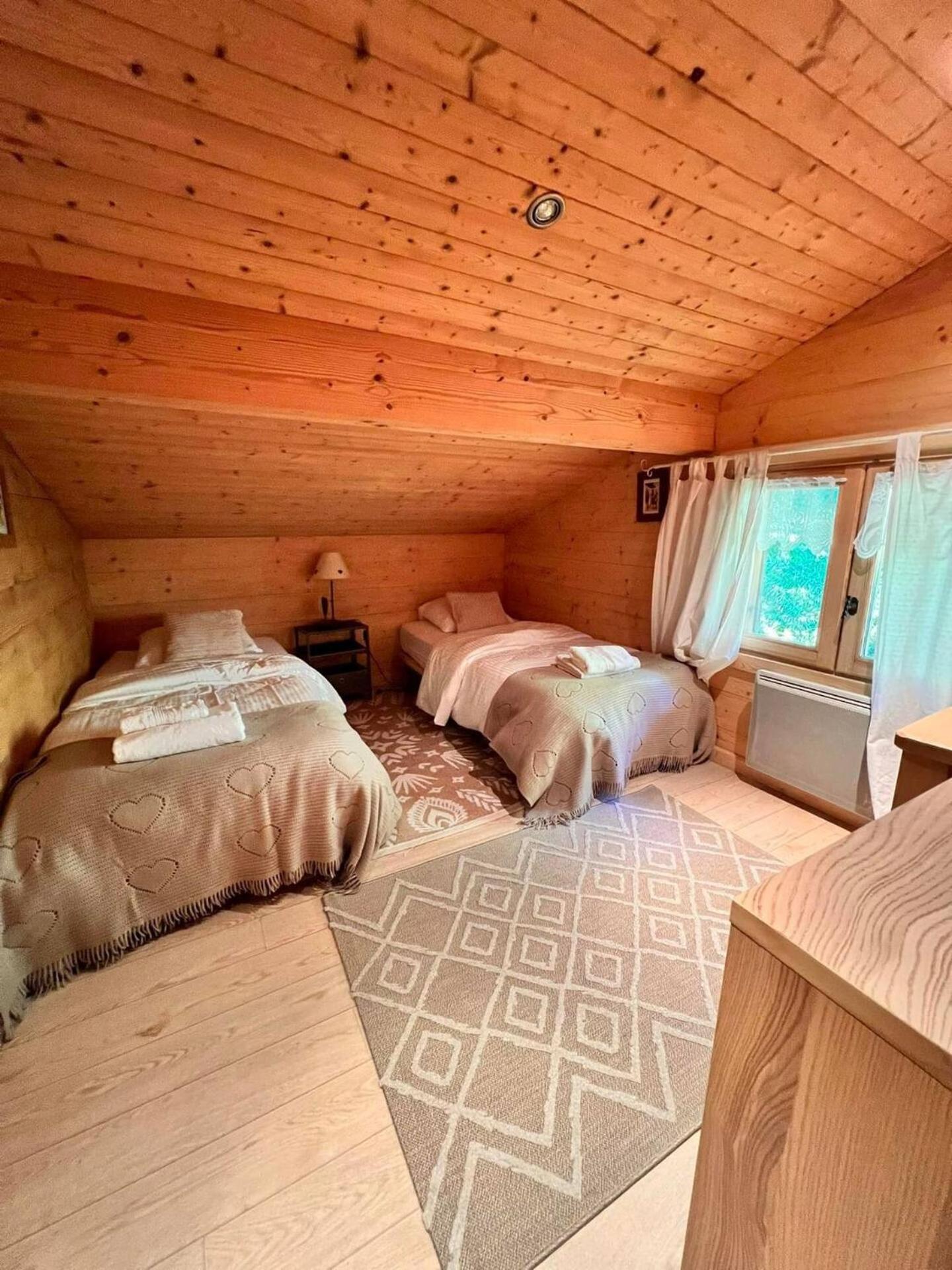 Charming Family Chalet For 8 People, With Private Hot Tub Les Clefs Eksteriør billede