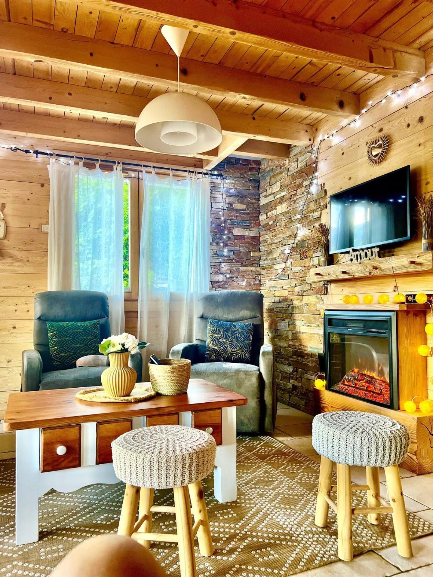 Charming Family Chalet For 8 People, With Private Hot Tub Les Clefs Eksteriør billede