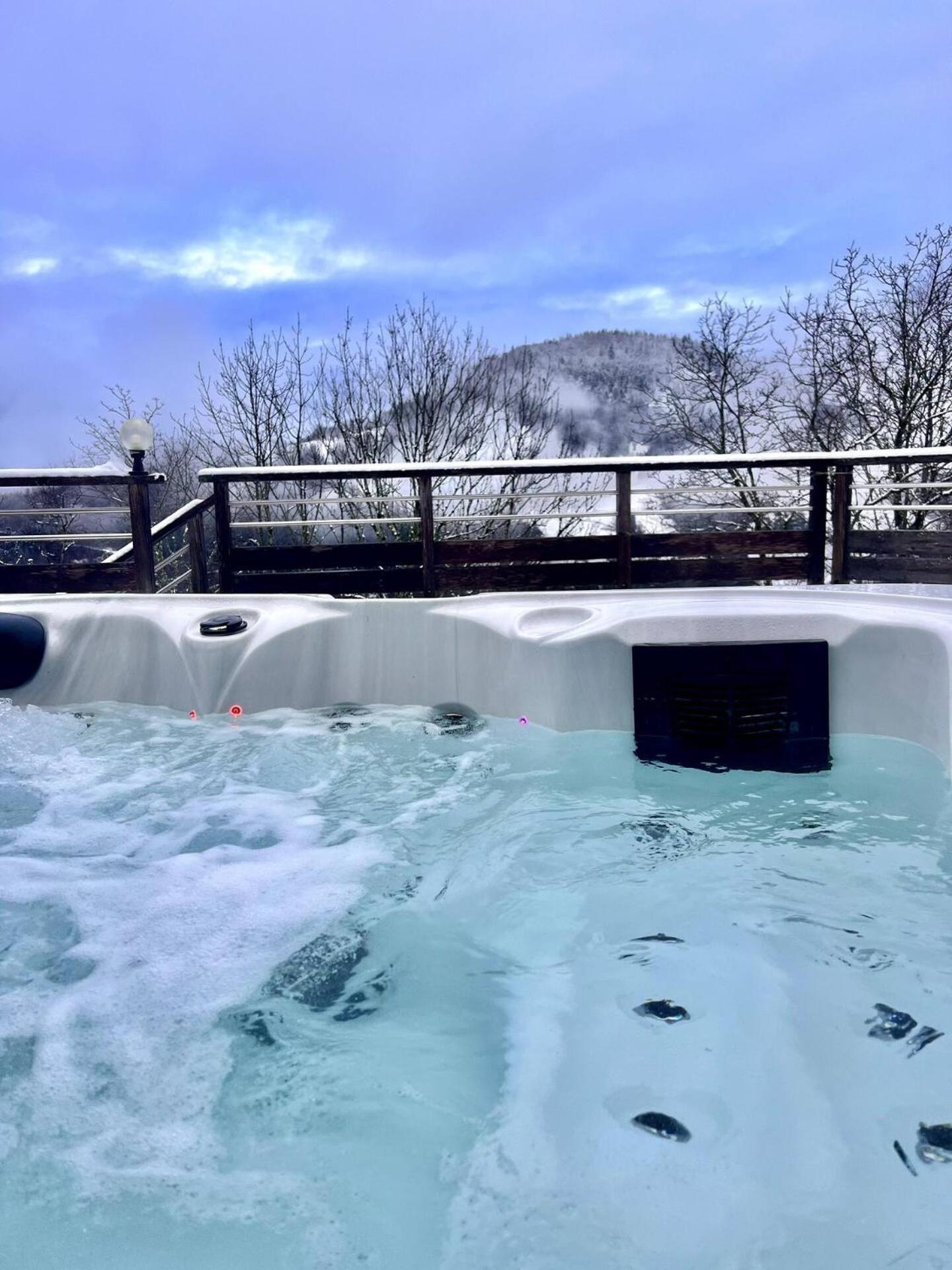 Charming Family Chalet For 8 People, With Private Hot Tub Les Clefs Eksteriør billede