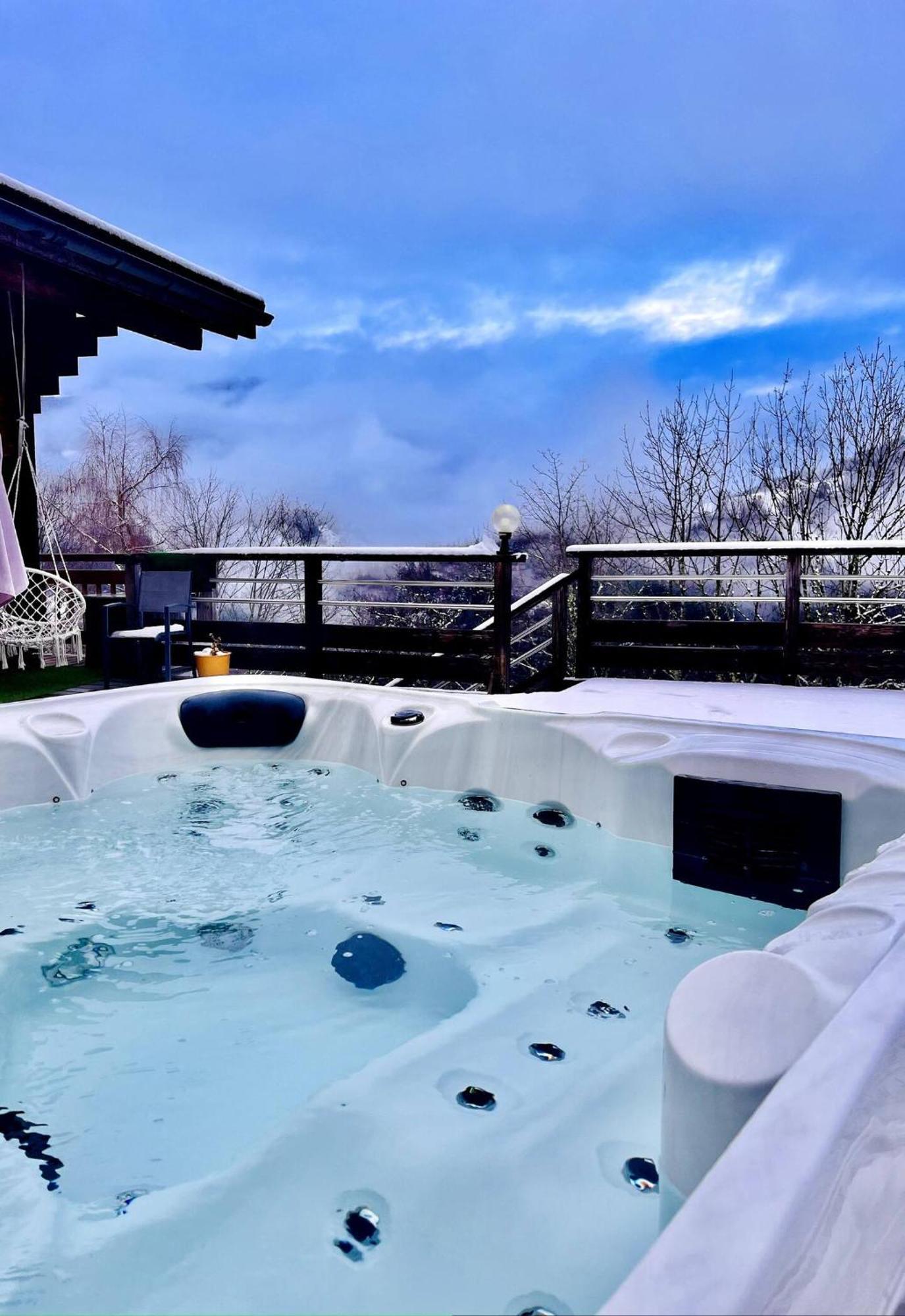 Charming Family Chalet For 8 People, With Private Hot Tub Les Clefs Eksteriør billede